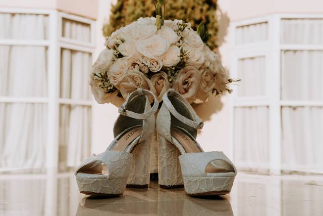 Zapatillas y ramo
