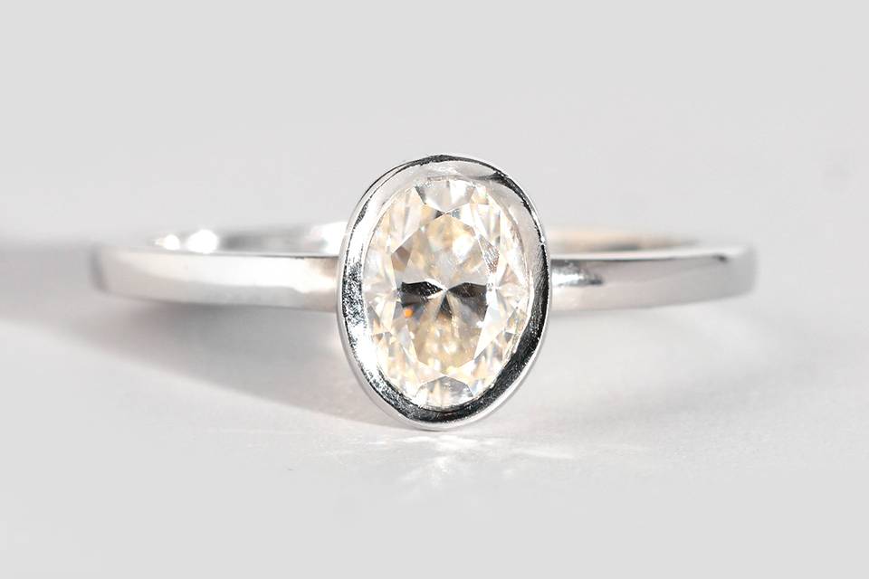 Anillo solitario con Moissanit