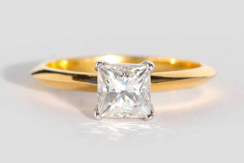 Anillo solitario con Moissanit