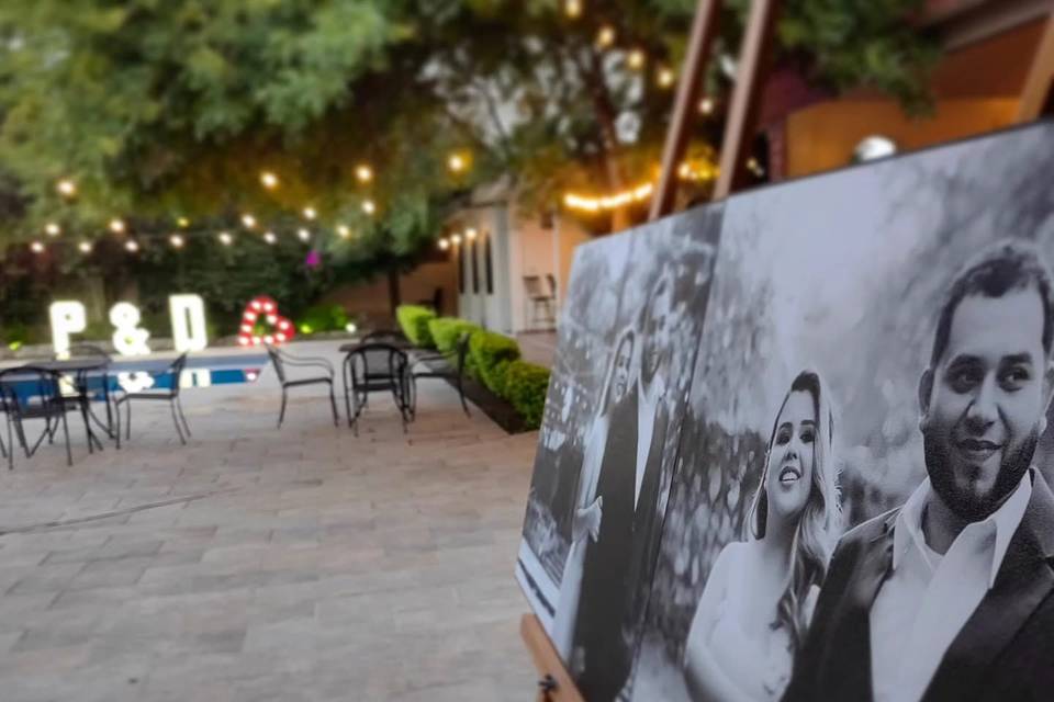 Fotografía de novios a la entrada