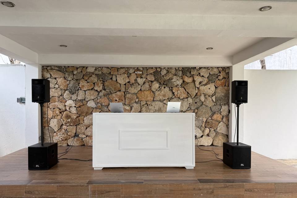 Booth DJ. Blanco