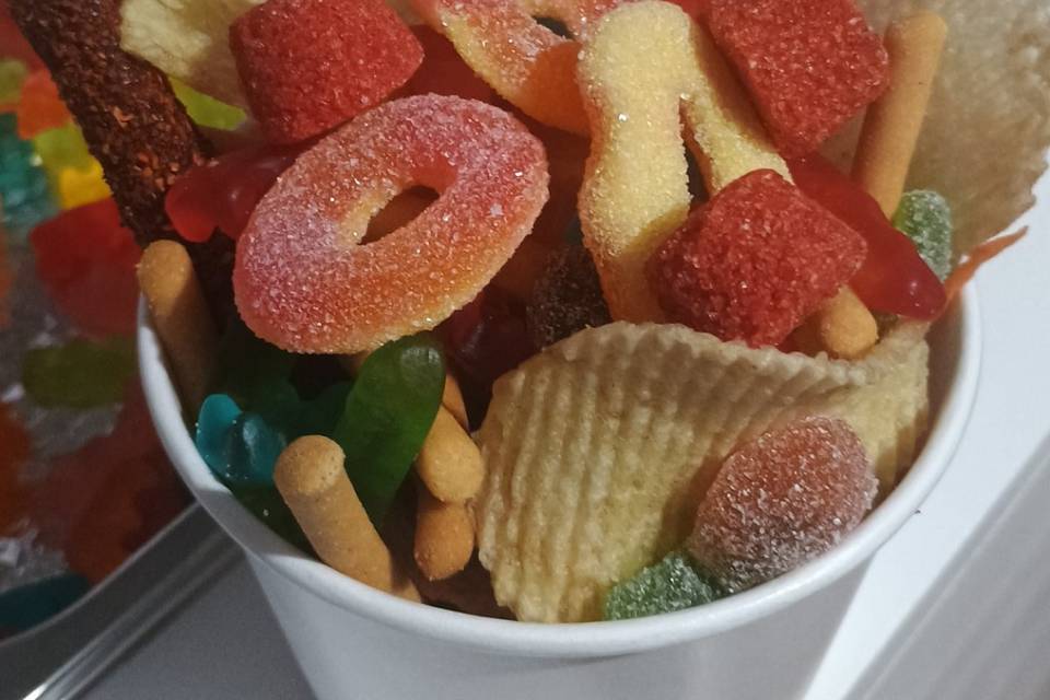 Vaso de gomitas con papas