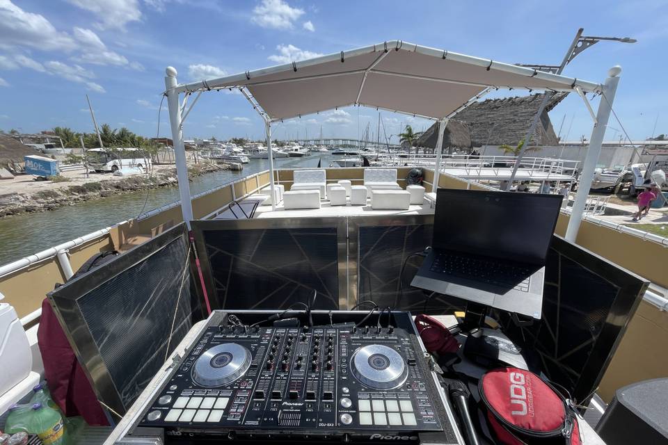 Catamaran DJ. Service