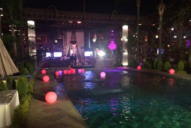 Decoración e iluminación de alberca
