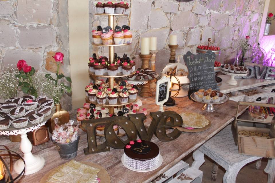 Mesa de dulces y cupcakes