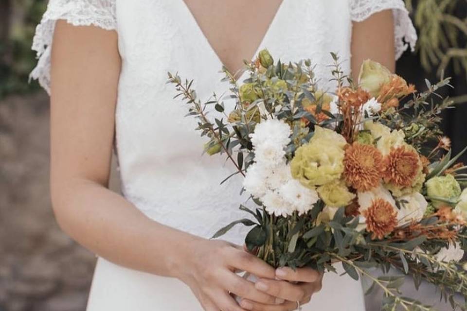 Novia con su ramo de flores