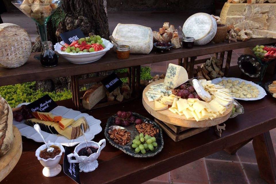 Mesa de quesos y carnes frías