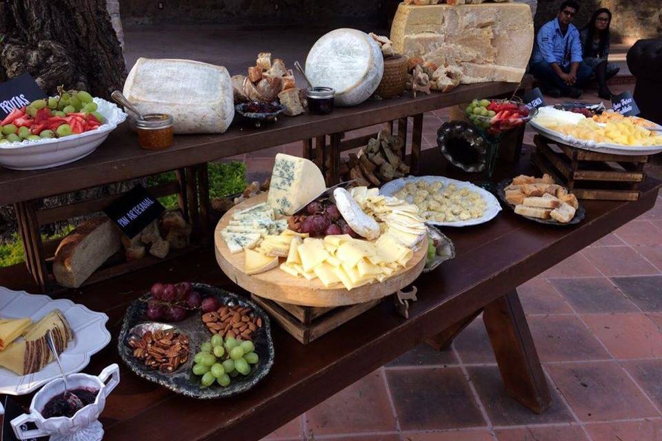 Mesa de quesos y carnes frías