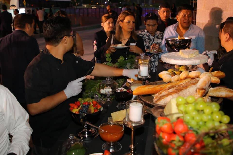 Mesa de quesos y carnes frías