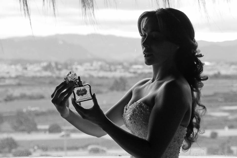 Novia viendo una cajita pequeña