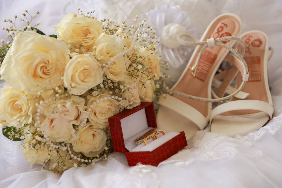 Zapatillas con el ramo y los anillos