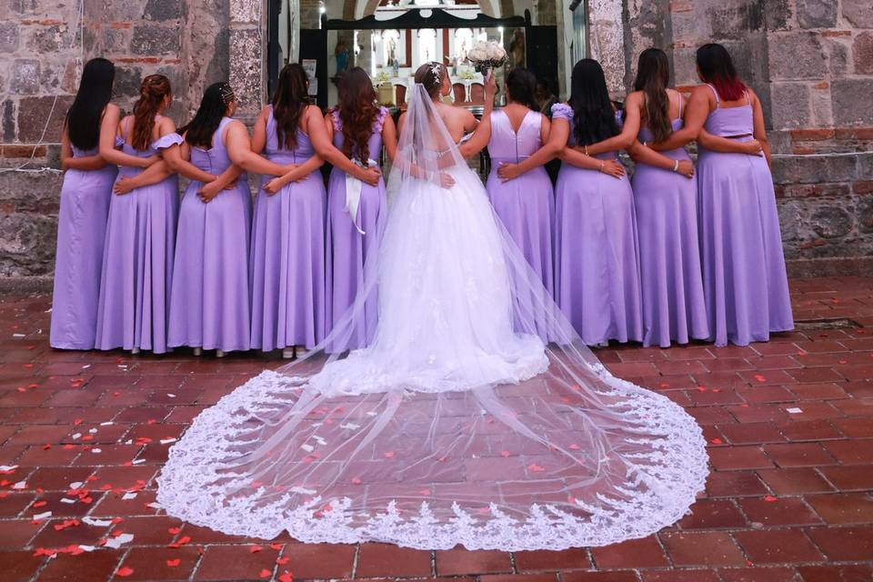 Novia y damas de honor de espaldas