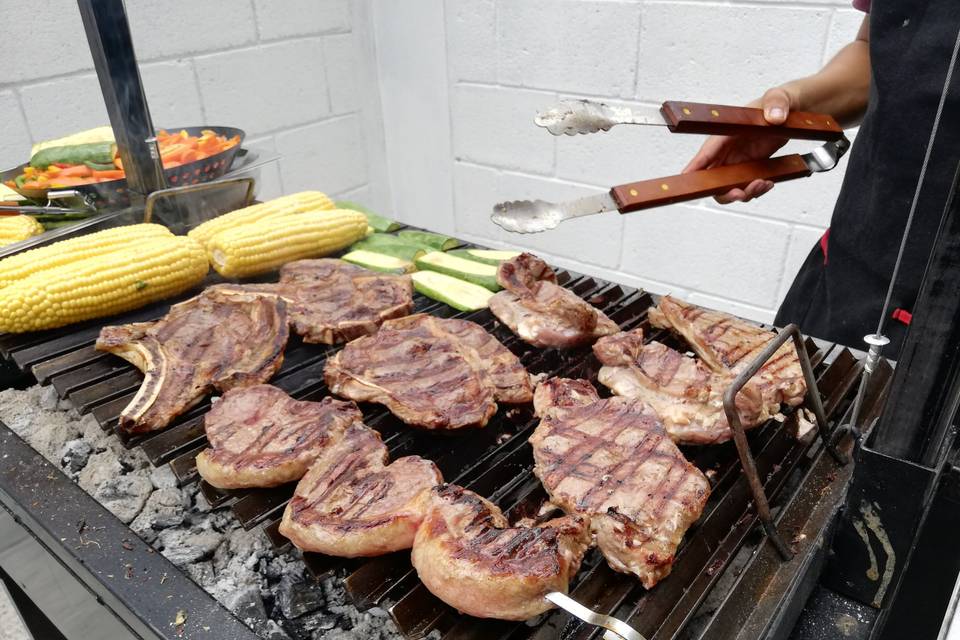 Organiza carnes asadas con la plancha de cocina que supera las