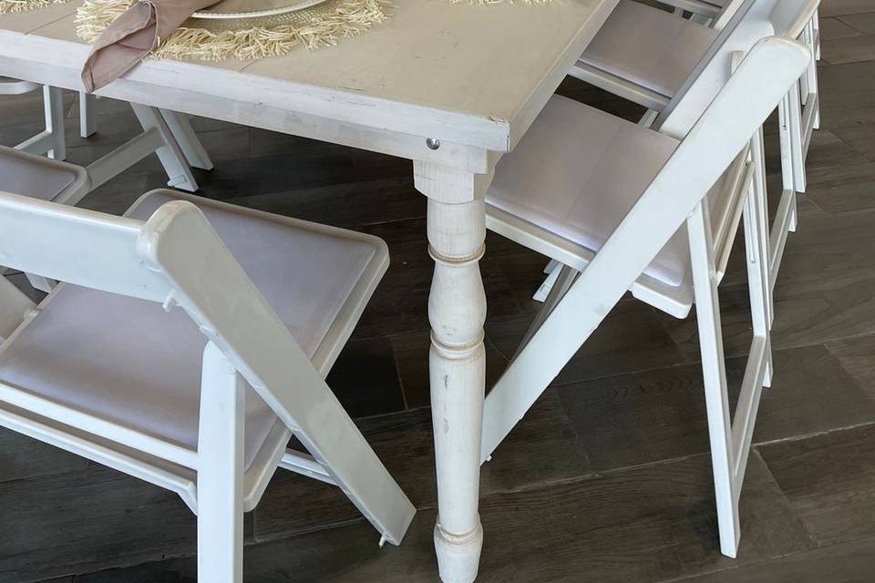 Mesa blanca con silla avant