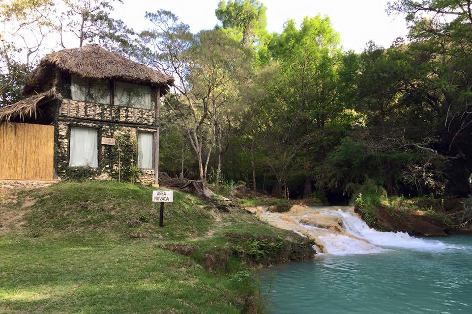 Ceremonia con cascada de fondo