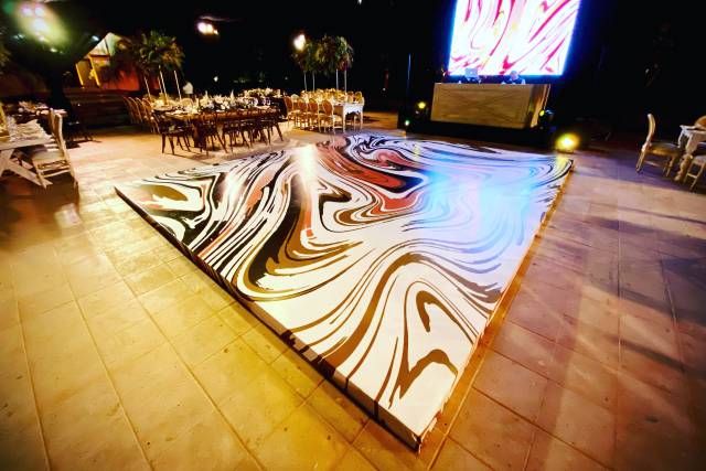 Pista de baile con pantalla gigante