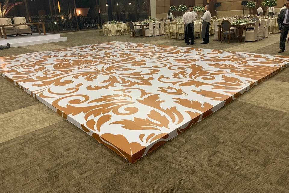 Pista de baile en color blanco con flores doradas