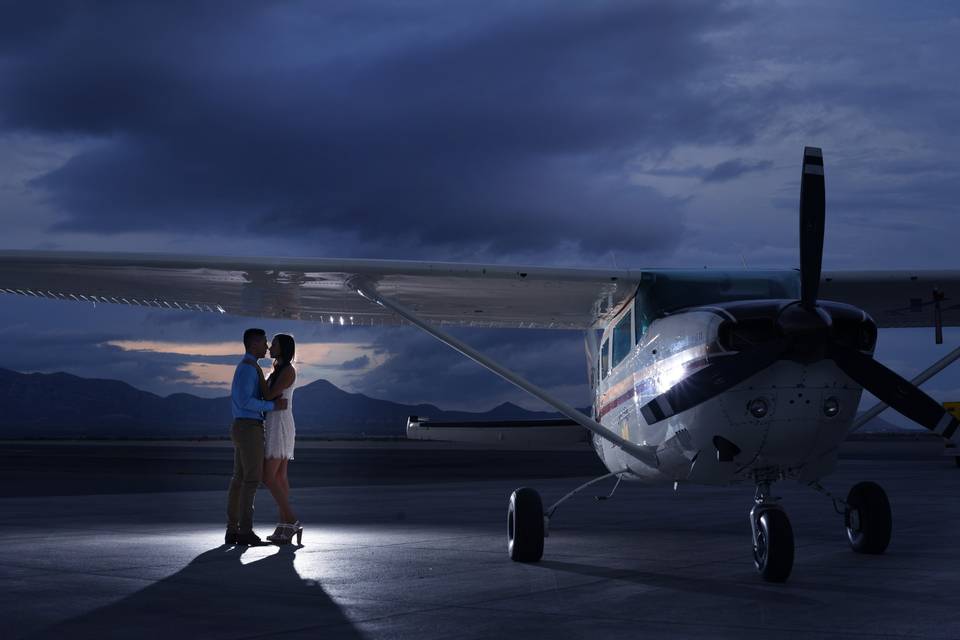 Novios en hangar