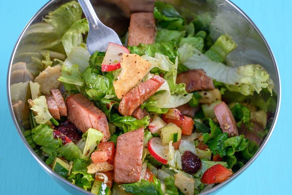 Ensalada fattoush con atún