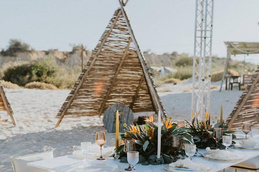 Mesa blanca en la playa