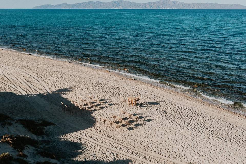 Montaje de ceremonia en la playa