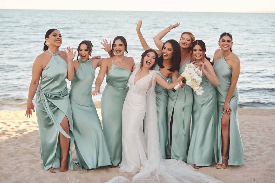 Novia con sus damas de honor en la playa