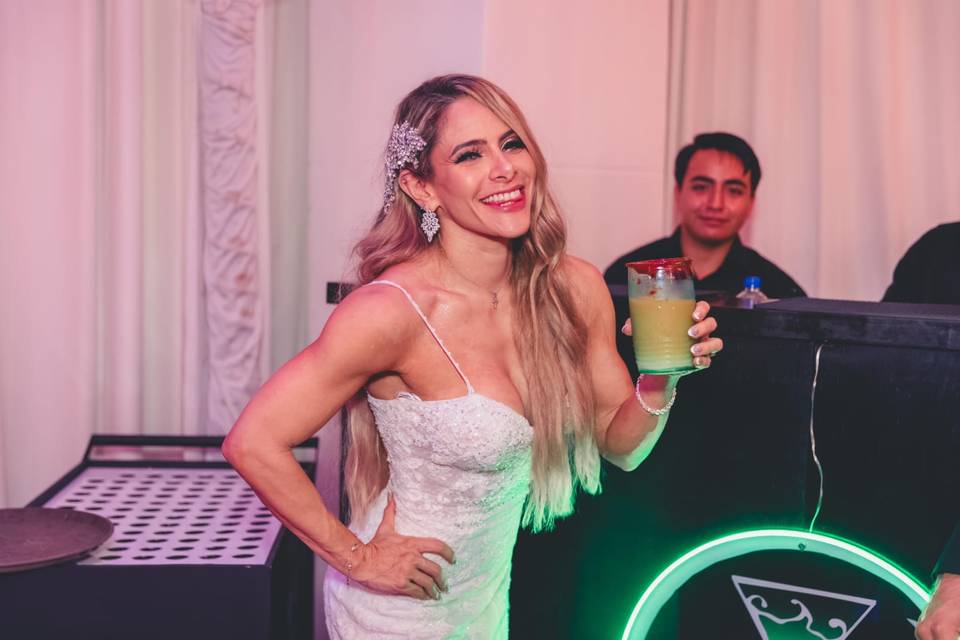 Novia feliz tomando su coctel