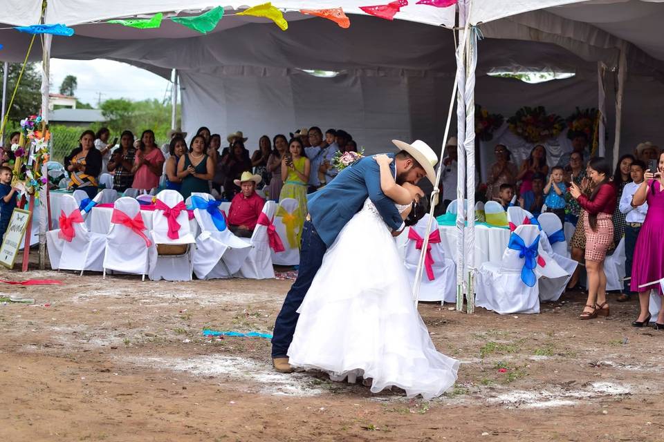 Beso de recién casados