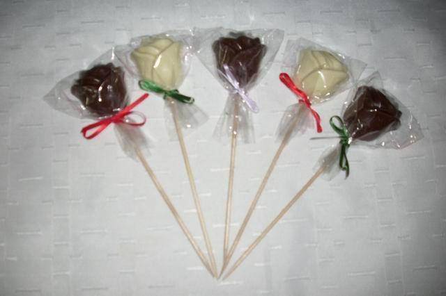 Paletas de rosas de chocolate