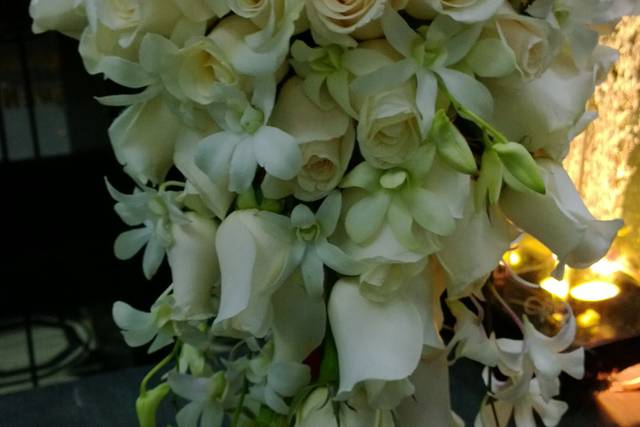 Ramo de rosas y orquidias