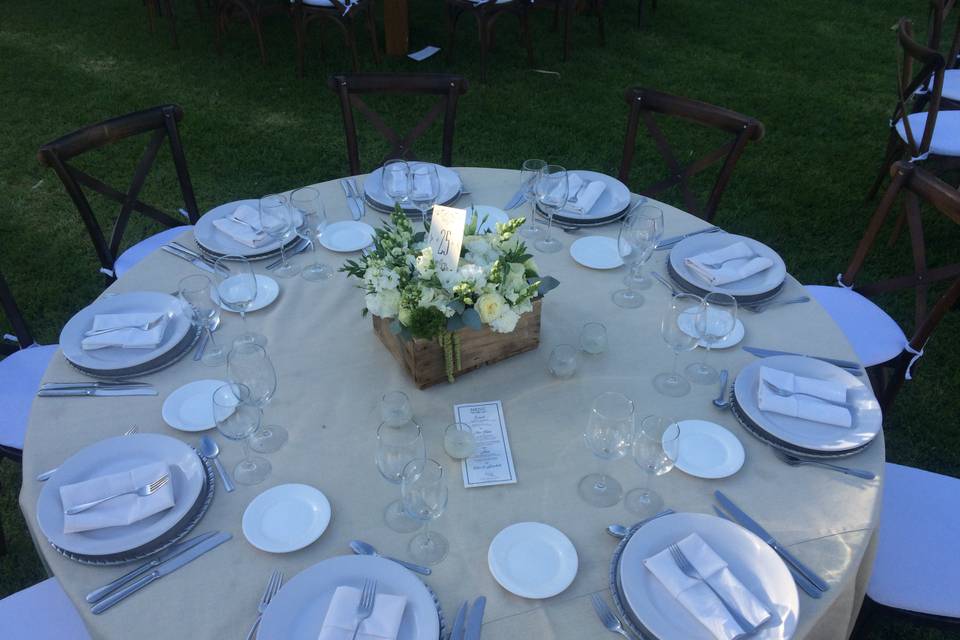 Mesa redonda en jardín