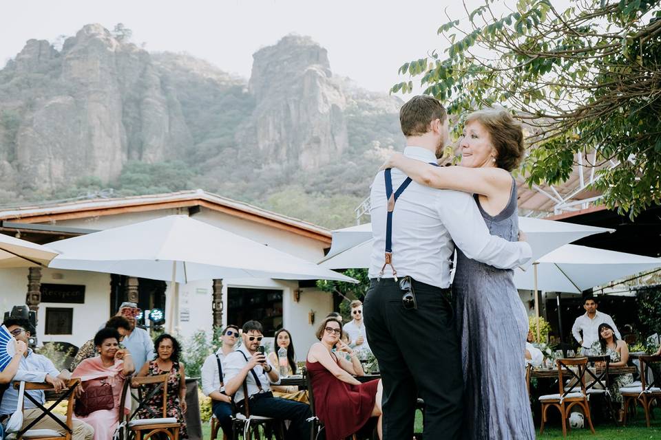 Baile novio con mamá