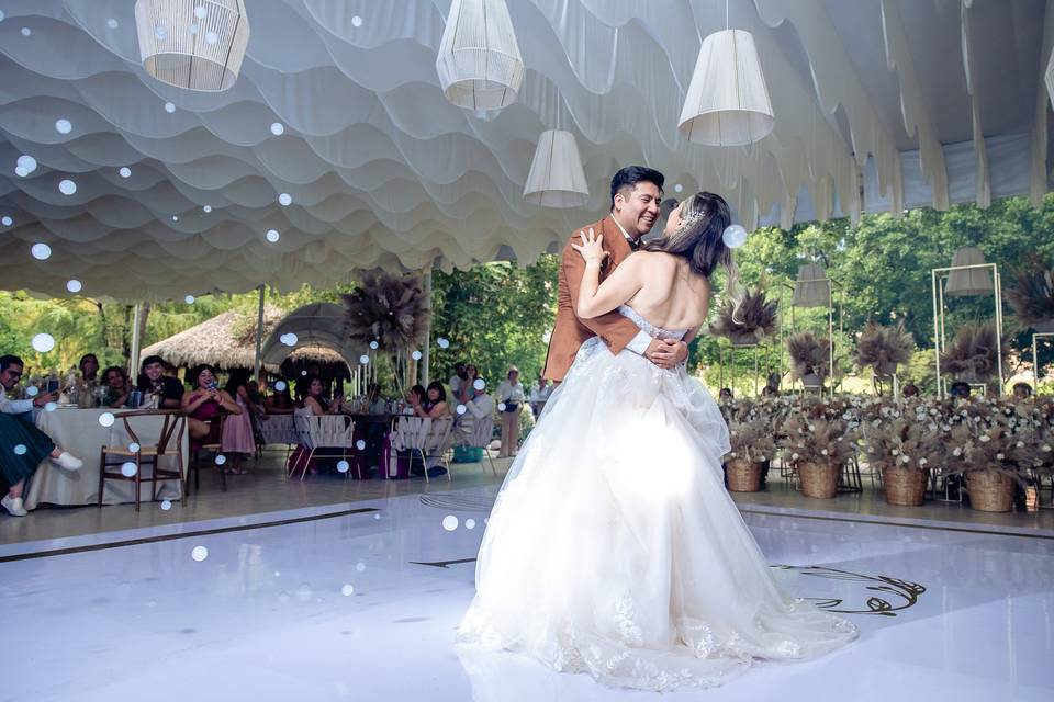 Baile de novios con burbujas