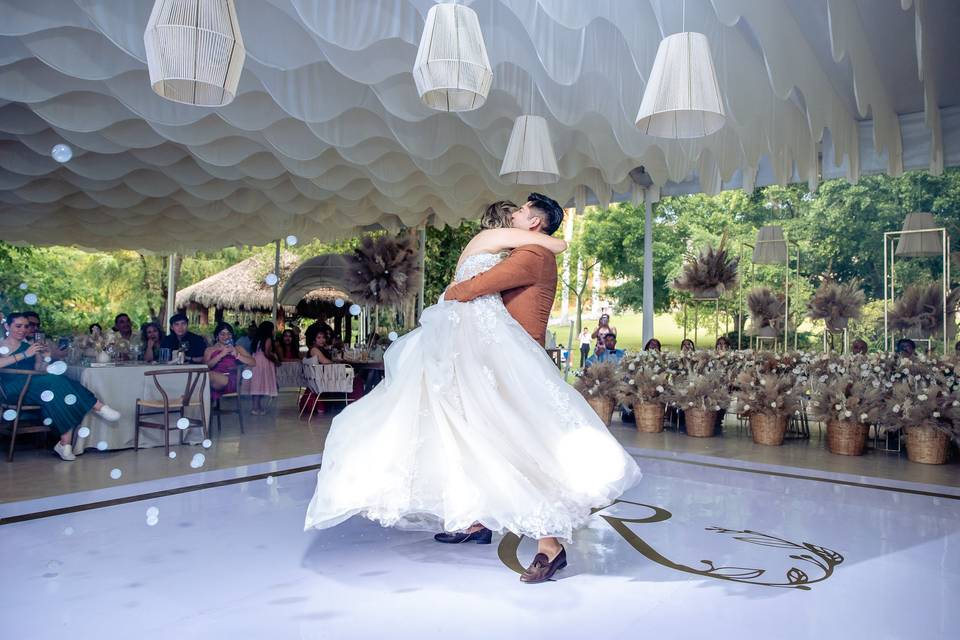 Baile de novios con burbujas