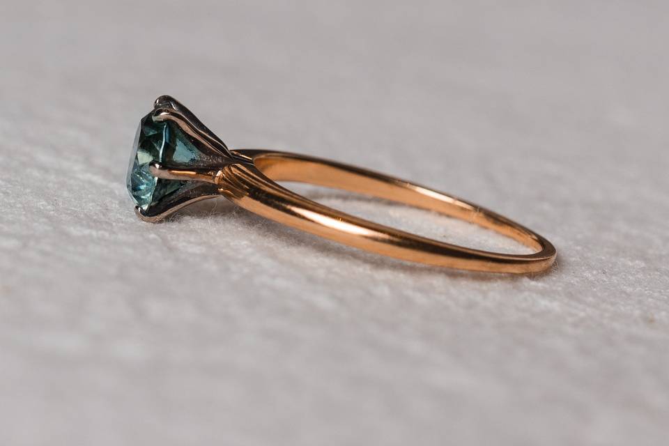 Anillo con piedra verde