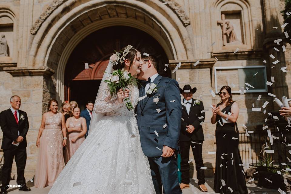 Pareja celebrando fuera de la iglesia