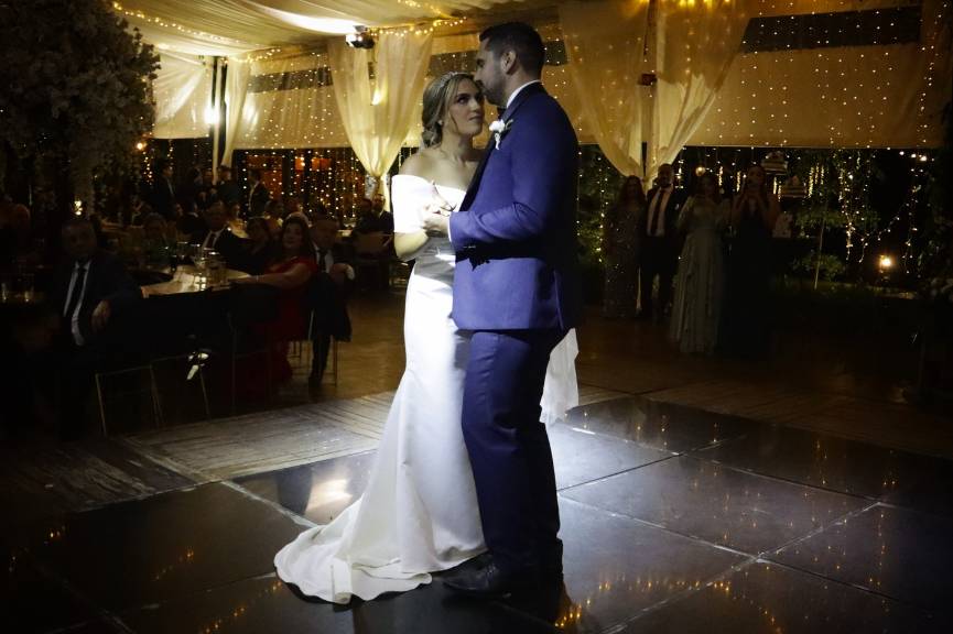 Novios bailando su vals