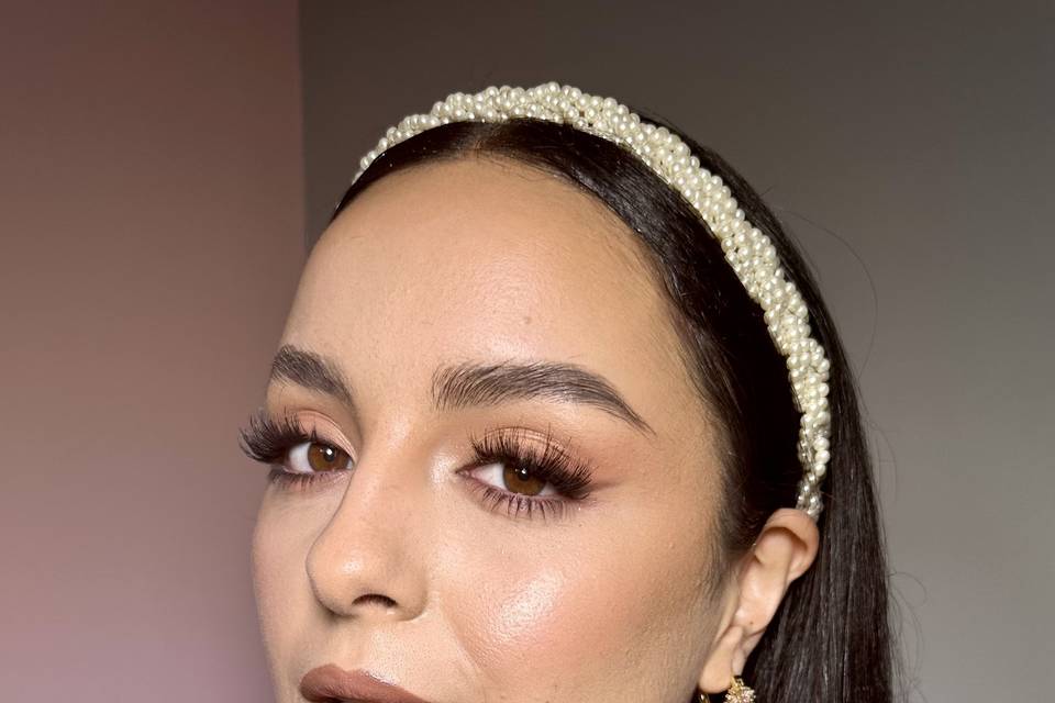 Maquillaje glowy con peinado suelto y diadema