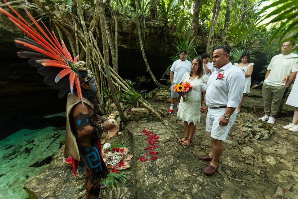 Ceremonia en cenote maya