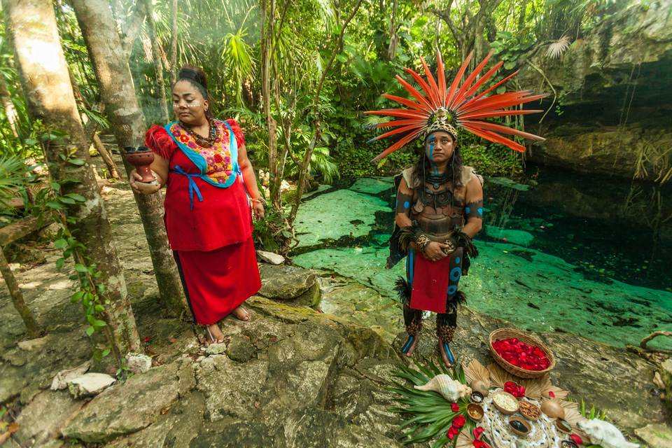 Ceremonia en cenote maya