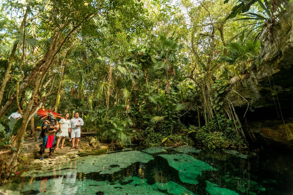 Ceremonia en cenote maya