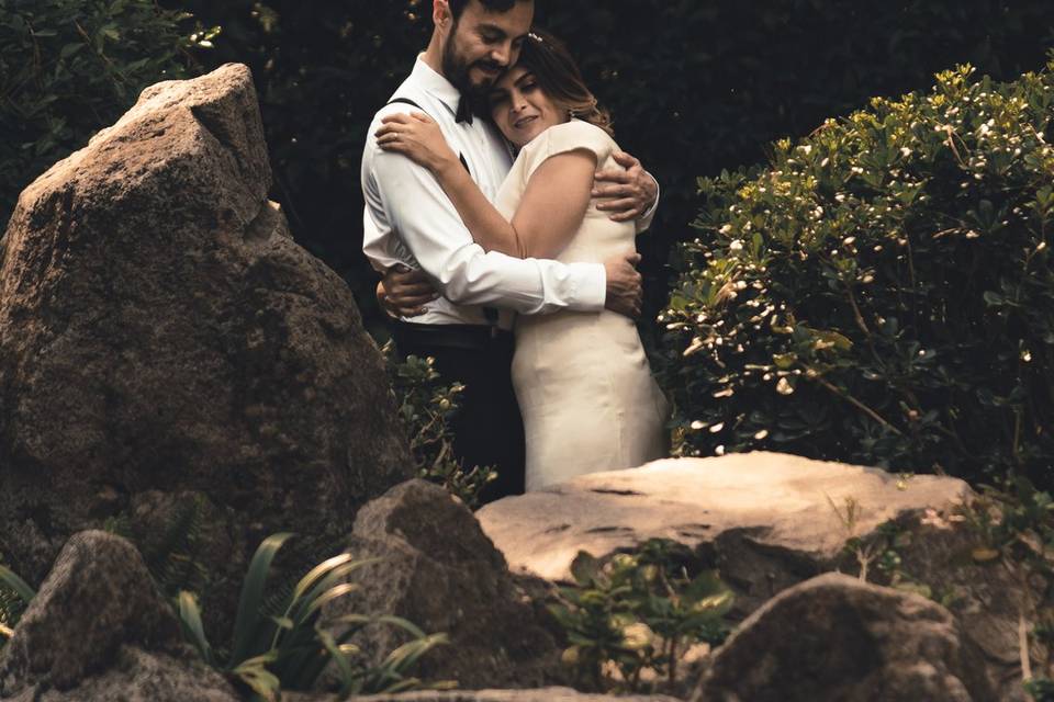 Novios abrazados en medio de la naturaleza