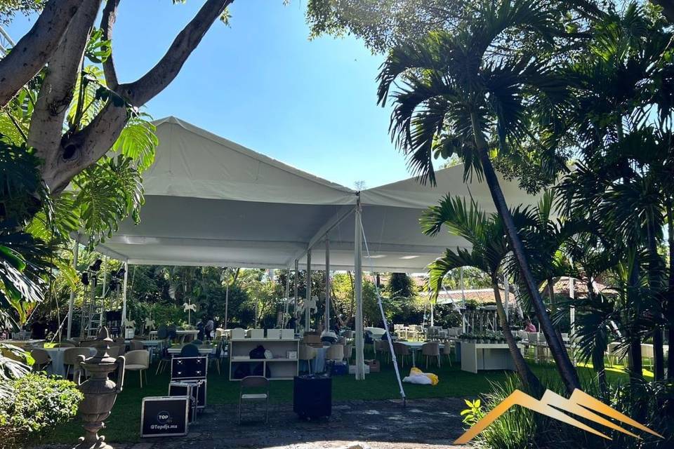 Carpa blanca con plafón liso