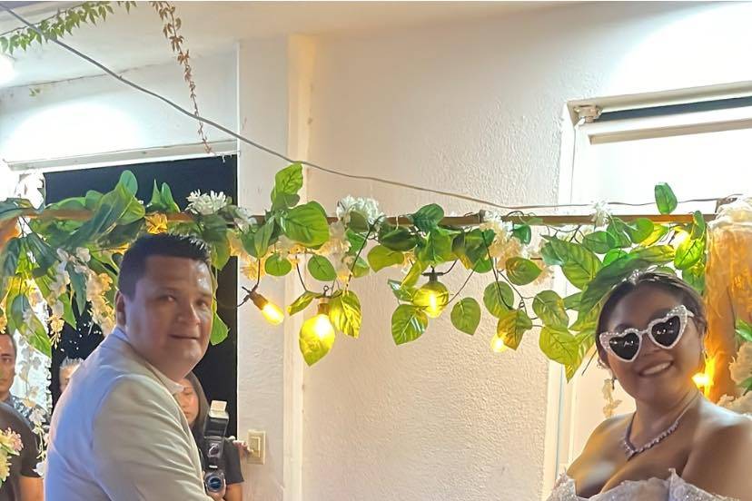 Novios disfrutando de un stand de botanas