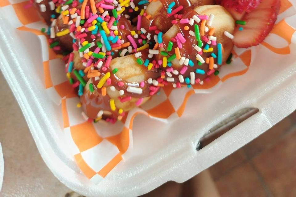 Plátanos y fresas con sirope