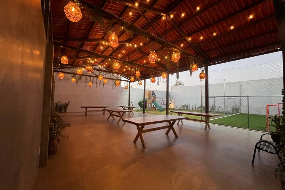 Mesas de madera con luces en el techo