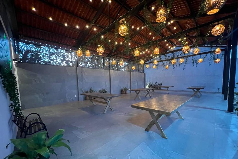 Mesas en una terraza iluminada