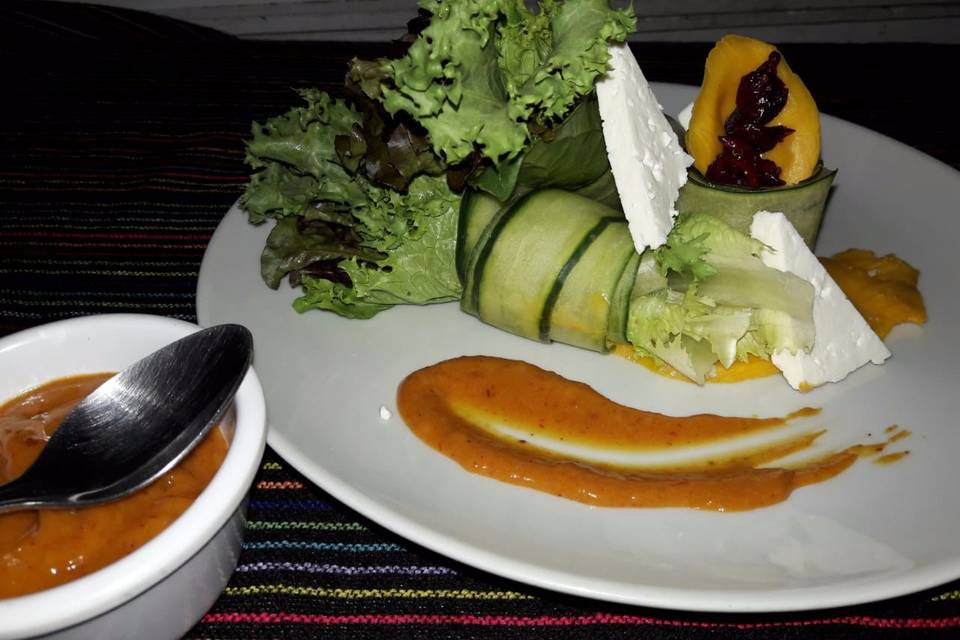 Rollos de pepino con mango