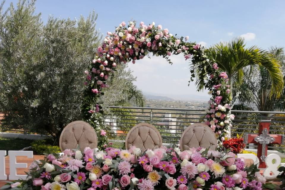 Mesa de novios con arco de flor