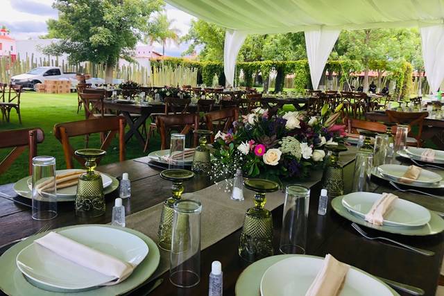 Evento en un jardín decorado con flores